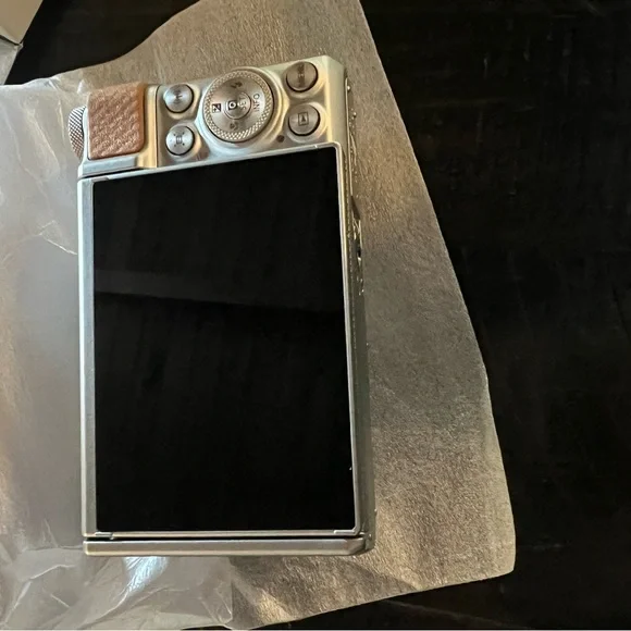 Canon SX740 HS Silver Digital Camera - Picture 10 of 16